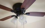 Se a sua mãe não te ensinou, eu te ensino: como limpar o ventilador de teto sem espalhar poeira pela casa