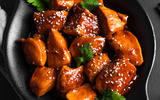 Frango agridoce com alho e mel é perfeito para uma refeição rápida e saborosa! Veja a receita