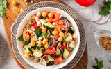 Nem toda salada precisa ser sem graça e essa receita de grão-de-bico com molho curry comprova isso!
