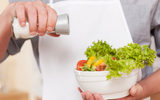 Poucas pessoas sabem, mas não é recomendado temperar a salada com vinagre e sal com antecedência