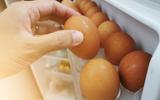 O erro comum que a maioria das pessoas comete ao guardar ovos na geladeira: pode fazer mal à saúde