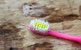 Se você tem uma escova de dente velha, você tem um tesouro: 6 maneiras de aproveitar o utensílio na limpeza do dia a dia