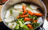 2 maneiras muito baratas de fazer caldo de legumes 100% natural: você vai se surpreender com a facilidade!