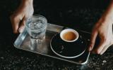 A verdadeira razão pela qual você deveria tomar café com um copo de água como fazem na Itália, e o que fazemos de errado no Brasil