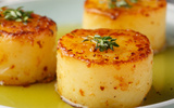 Nem frita, nem assada: esse é o melhor jeito de fazer batata, derrete na boca e fica uma delícia com esse molho cítrico