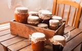 Por que é importante virar os potes de geleia ao prepará-los em casa?