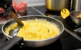 Adicione este ingrediente à frigideira para ovos mexidos cremosos e perfeitamente fofos dignos de restaurante