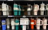 Tem uma garrafa Stanley em casa? Tome cuidado! Marca retira mais de 2 milhões de garrafas do mercado por causar queimaduras!