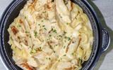 Fácil, rápido e muito delicioso para o almoço de domingo: macarrão cremoso com isca de frango (ou carne!) simples de fazer e delicioso