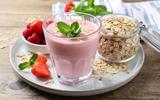 11 motivos para incluir essa bebida de aveia com morango no seu café da manhã