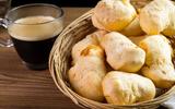 Café cremoso com pão de queijo de frigideira: 2 receitas simples para fazer um café da manhã em 15 minutos