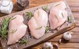 Com quantos anos você descobriu que é assim que se limpa o frango sem nem sujar as mãos: truque simples garantido!