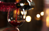 Parei de tomar vinho em copos e investi nestes modelos de taças baratas que transformam qualquer noite em um evento chique