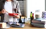 Decorar a cozinha com livros é uma boa ideia? Entenda se vale a pena seguir essa moda