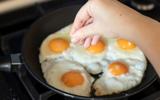 Adeus ovo frito grudado na frigideira: basta polvilhar esse ingrediente antes de colocar os ovos