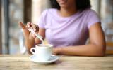 Não consegue tomar o cafezinho puro? Esse é o melhor adoçante para adicionar a bebida, segundo especialistas