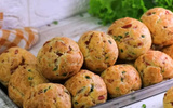 Broa de fubá temperada é a receita prática e diferente para deixar o lanche da tarde mais saboroso