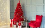 Foi o Pinterest que disse: árvore de Natal vermelha é tendência inesperada para as festas de 2024