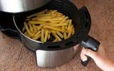Saiba o tempo que você deve cozinhar as batatas antes de dourá-las na airfryer. Será que você tá fazendo certo?