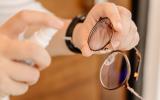 Como remover manchas das lentes dos seus óculos usando apenas 2 ingredientes de cozinha