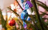 Adeus à clássica árvore com enfeites dourados: doces e guloseimas são a nova tendência de decoração para o Natal 2024