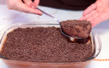 Essa receita de brigadeirão vai salvar a sobremesa do almoço de hoje: quando faço, todos se lambuzam e lambem a travessa