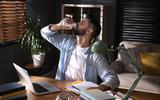 Não beba energético puro ou combinado com álcool sem antes saber dos perigos à saúde, segundo estudo