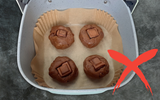 Já faz algum tempo que uso uma airfryer. Gostaria que alguém tivesse me dito que usar papel manteiga é uma má ideia