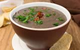 Sopa de feijão com macarrão esquenta a alma e alimento o corpo: bora ficar de coração quentinho com essa receita?