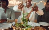 3 dicas de etiqueta à mesa essenciais para fazer bonito ao jantar na casa de amigos