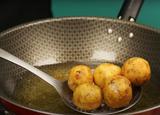 Eu tinha 500g de bacalhau em lasca e fiz 40 bolinhos de bacalhau com batata asterix: receita fácil e econômica