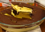 Bombom aberto de maracujá na travessa: sobremesa com casquinha crocante de chocolate é melhor que ovo de Páscoa