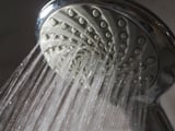 Nem bicarbonato de sódio nem vinagre: a maneira ideal de remover o calcário concentrado no chuveiro e evitar a redução da pressão da água