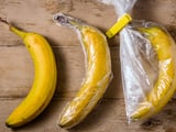 Com um simples pedaço de papel-filme, você pode conservar bananas por muito mais tempo do que imagina