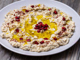 TudoGostoso ensina receita de aperitivo libanês saudável feito com berinjela cozida no micro-ondas, iogurte e azeite: perfeito para servir com torradinhas!