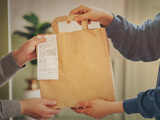 Advogado especialista explica o que fazer em caso de recebimento de produtos vencidos em compras de delivery: “Em situações mais graves, cabe dano moral.”