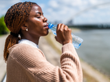 Nem 2, nem 3 litros: a nova regra da ciência para saber quanta água você realmente precisa tomar por dia
