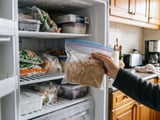 Por que você deveria congelar uma fatia de pão antes de comê-la? TudoGostoso explica o que acontece com os amidos durante o processo