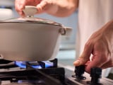 Gás caro? 5 truques simples na hora de cozinhar que vão fazer seu botijão durar muito mais
