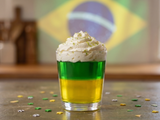 Fiz essa gelatina verde e amarela do TudoGostoso para ver os jogos da Copa e ela acabou antes do intervalo