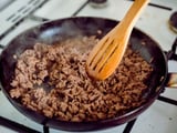 Parece mágica, mas é só física: cozinheiro testa truque para remover a gordura excessiva da comida enquanto ela ainda está cozinhando!