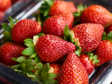 Nem leite condensado, nem iogurte: esse é o ingrediente que poucos sabem que realça o sabor do morango