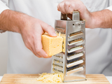 Para que serve cada lado do ralador? Essas são algumas funções que você talvez não conheça, mas que vão facilitar a vida na cozinha, segundo o TudoGostoso