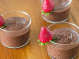 Como fazer mousse de chocolate saudável com textura de nuvem e pouco açúcar? Essa receita simples é a sobremesa perfeita para comer sem culpa
