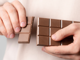 Chocolate à noite ajuda ou atrapalha o sono? Descubra o que acontece no seu corpo se você consumir um quadradinho à noite