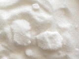 Adeus, açúcar empedrado: TudoGostoso mostra como uma simples fatia de pão de forma pode resolver o problema