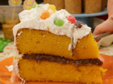 Esse bolo de cenoura de aniversário com brigadeiro e merengue parece difícil, mas é feito no liquidificador