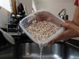 O erro que todo mundo comete ao deixar o feijão de molho: faça isso para eliminar os gases e o inchaço