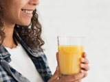 Um copo de suco de laranja puro por dia está associado a um coração mais forte: estudo revela benefícios