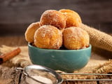 Esse bolinho de chuva com massa de banana tem gostinho de infância e cheiro de café fresco